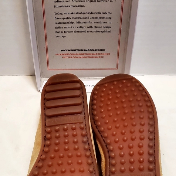 Minnetonka Moccasins Women's ME TO WE Hand Beaded Suede Leather Taupe size 8.5 - Picture 4 of 5